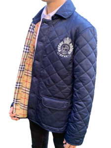 Die Herren Steppjacke: Zeitlose Eleganz für jeden Anlass Unsere Herren Steppjacke ist die ideale Wahl als warme Übergangsjacke für Frühling, Sommer und Herbst. Ihr zeitloses und elegantes Design macht sie zu einem unverzichtbaren Begleiter für jeden modernen Mann. Die Jacke ist leicht gefüttert und mit einem edlen Karomuster versehen, das ihr einen Hauch von Raffinesse verleiht. So können Sie nicht nur einen sportlichen, sondern auch einen charmanten Look kreieren, indem Sie die Ärmel hochrollen. Details im Überblick: Kragenform: Umlegekragen: Der klassische Umlegekragen verleiht der Jacke einen zeitlosen Look und sorgt für eine elegante Silhouette. Langarm: Die langen Ärmel bieten zusätzlichen Schutz vor kühleren Temperaturen und verleihen der Jacke einen eleganten Touch. Material: Die Steppjacke besteht aus einer hochwertigen Mischung aus 50% Baumwolle und 50% Polyester, die für ein angenehmes Tragegefühl und Langlebigkeit sorgt. Pflegehinweis: Nur chemische Reinigung: Bitte beachten Sie den Pflegehinweis, um die Qualität und Langlebigkeit Ihrer Jacke zu erhalten. Blickfang Logo und modische Knöpfe: Ein auffälliges Logo und elegante Knöpfe setzen stilvolle Akzente und vollenden Ihren Look. Praktische Taschen: Eine Reißverschlusstasche im Inneren und aufgesetzte Taschen außen bieten ausreichend Platz für Ihr Handy, Ihre Kreditkarten oder Taschentücher und sorgen für einen praktischen Begleiter unterwegs. Unsere Herren Steppjacke vereint zeitlose Eleganz mit praktischen Details und ist somit ein Must-Have für jeden stilbewussten Mann. Bestellen Sie jetzt Ihre Steppjacke und genießen Sie Stil und Komfort bei jedem Wetter! Hinweis: Aufgrund der grossen Nachfrage kann es zu begrenzter Verfügbarkeit kommen. Sichern Sie sich jetzt Ihre Herren Steppjacke, bevor sie vergriffen ist!