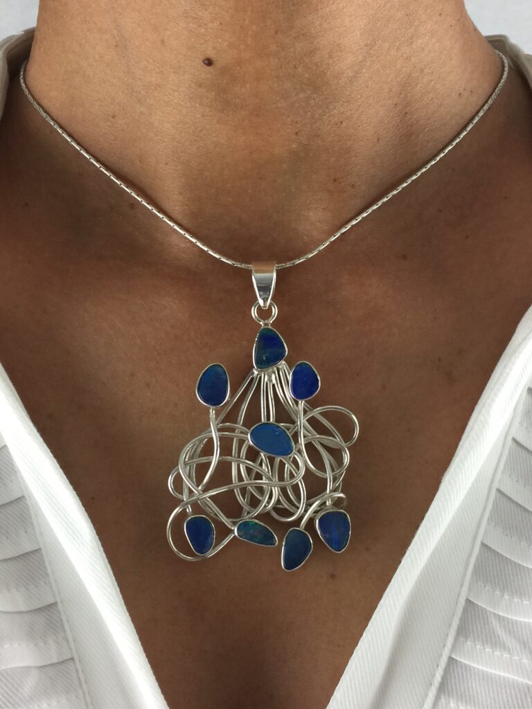 Draht-Anhänger mit blauen Edelsteinsplittern aus 925er Silber