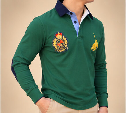 Grünes Poloshirt Langarm Herren – Frontansicht, Hand in der Hosentasche