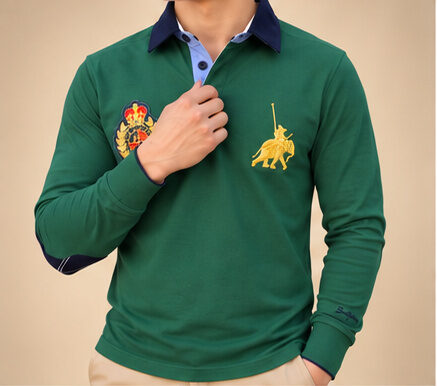 Grünes Poloshirt Langarm Herren – Nahaufnahme Wappen-Stickerei – Fleur d'Héritage