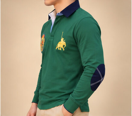 Grünes Poloshirt Langarm Herren – Seitenansicht mit Wappen-Stickerei – Fleur d'Héritage