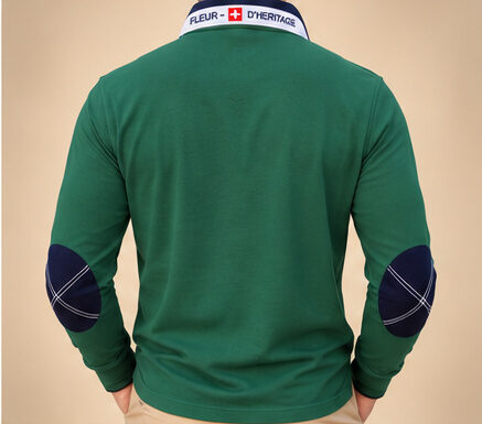 Grünes Poloshirt Langarm Herren – Rückansicht mit Schweizer Fahnenetikett – Fleur d'Héritage