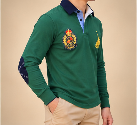 Grünes Poloshirt Langarm Herren – Dreiviertelansicht mit Wappen-Stickerei