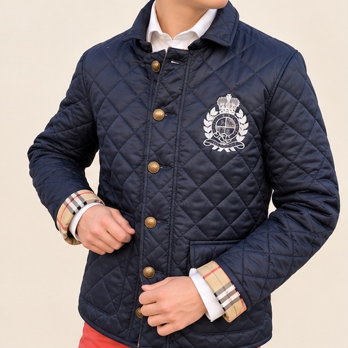 Navy Steppjacke Herren, Frontansicht mit Knopfleiste, Umlegekragen und Wappenstickerei