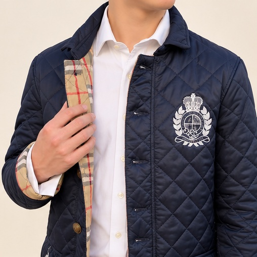 Navy Steppjacke Herren, Detail der Wappenstickerei auf der Brust