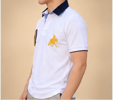 Weisses Poloshirt Kurzarm Herren – Seitenansicht mit Stickerei – Fleur d'Héritage