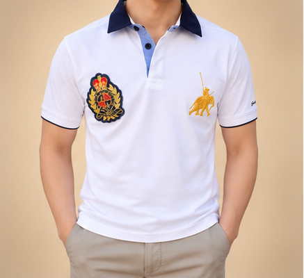 Weisses Poloshirt Kurzarm Herren – Frontansicht am Model – Fleur d'Héritage