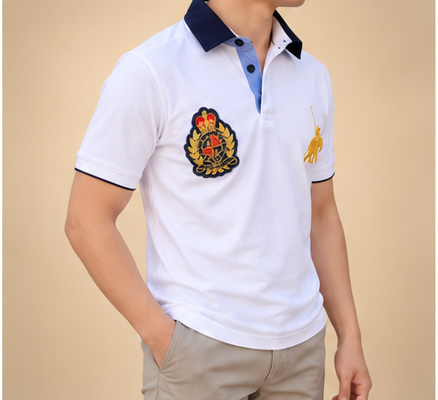 Weisses Poloshirt Kurzarm Herren – Dreiviertelansicht, Hand in der Hosentasche