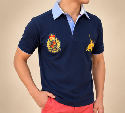Blaues Poloshirt Kurzarm Herren – Frontansicht am Model – Fleur d'Héritage