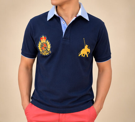 Blaues Poloshirt Kurzarm Herren – Frontansicht mit Wappen-Stickerei und Polokragen
