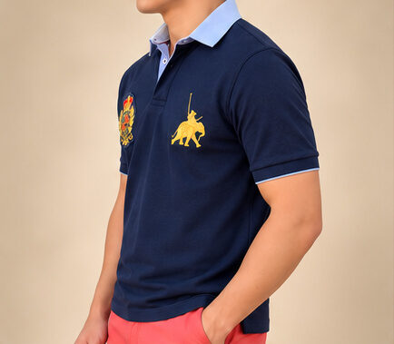 Blaues Poloshirt Kurzarm Herren – Seitenansicht mit Wappen-Stickerei